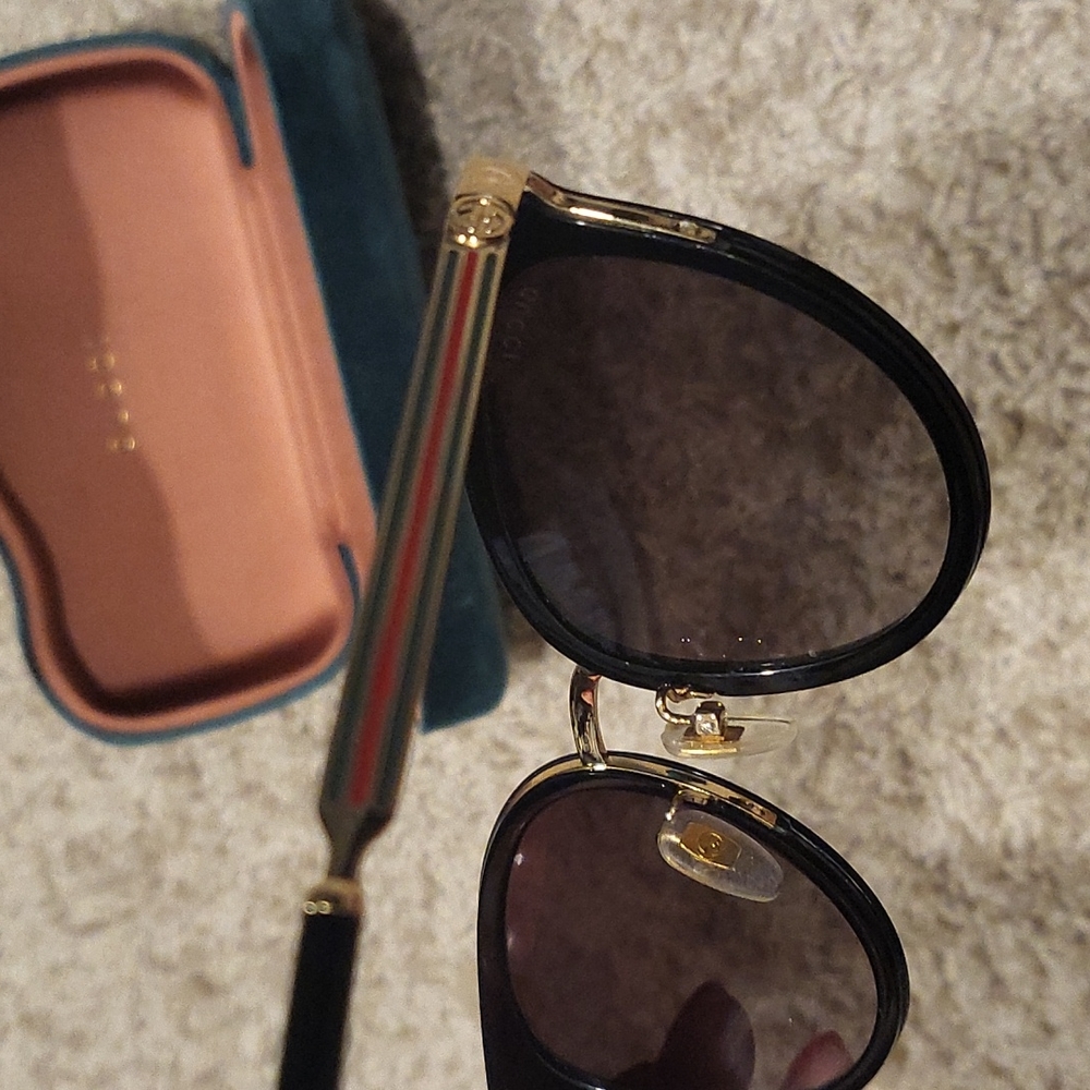 Gucci women sunglasses(authentic) - Picture 9 of 12